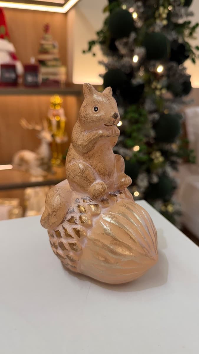 Esquilo Decorativo sobre Pinha – Bege e Dourado 16cm