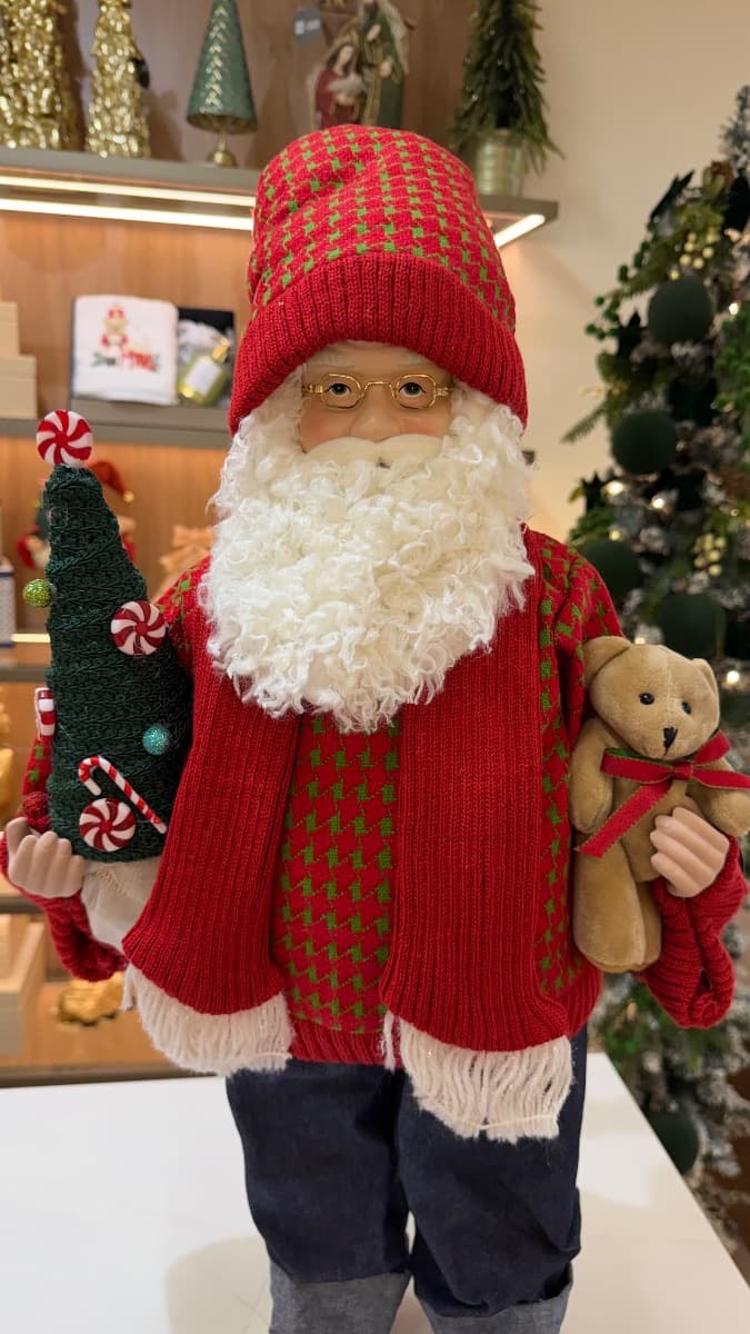 Papai Noel Decorativo com Árvore de Doces e Ursinho – 63 cm