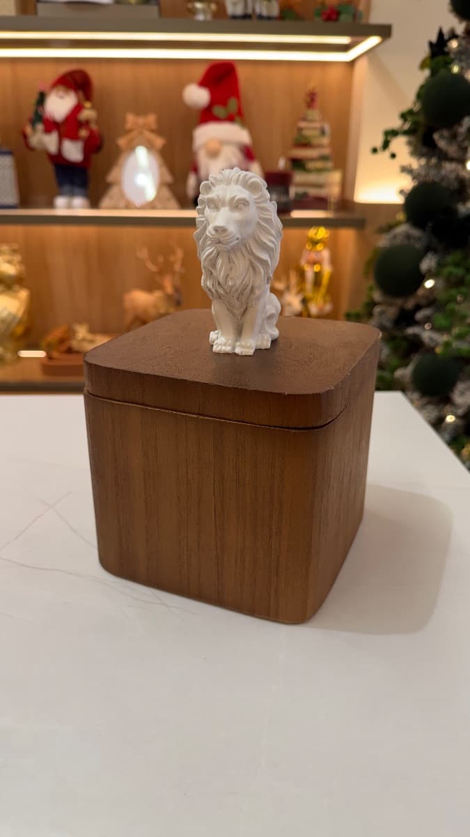 Caixa Decorativa com Leão Branco – 23 cm