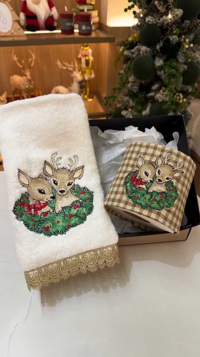 Conjunto Lavabo Renas – Toalha Bordada e Porta-Papel Higiênico