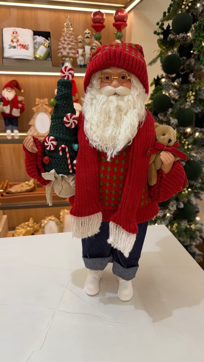 Papai Noel Decorativo com Árvore de Doces e Ursinho – 54 cm