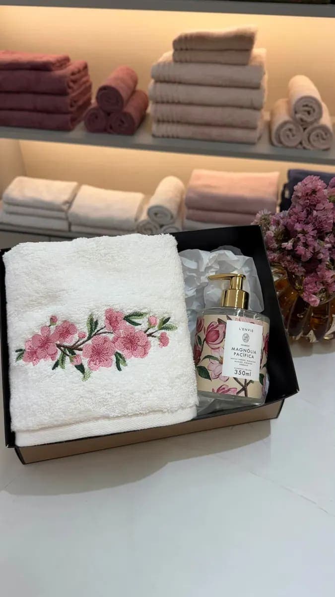 Kit Presente – Toalha Trussardi & Sabonete Líquido - Cerejeira