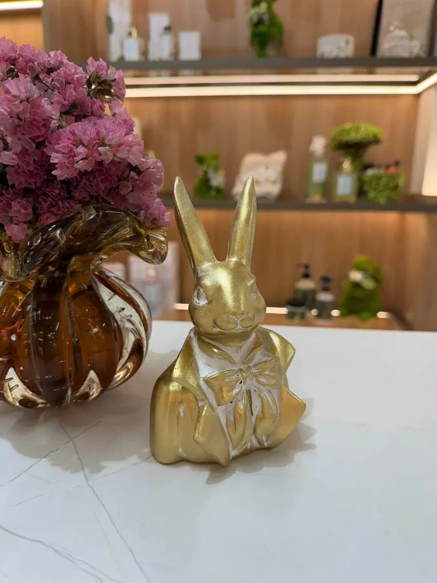 Coelho Decorativo em Resina Dourado – 15,5cm