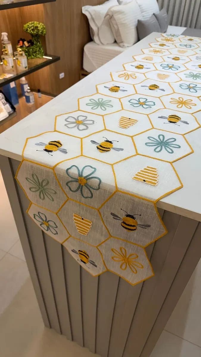 Trilho de Mesa Decorativo – Colmeia Abelhinhas