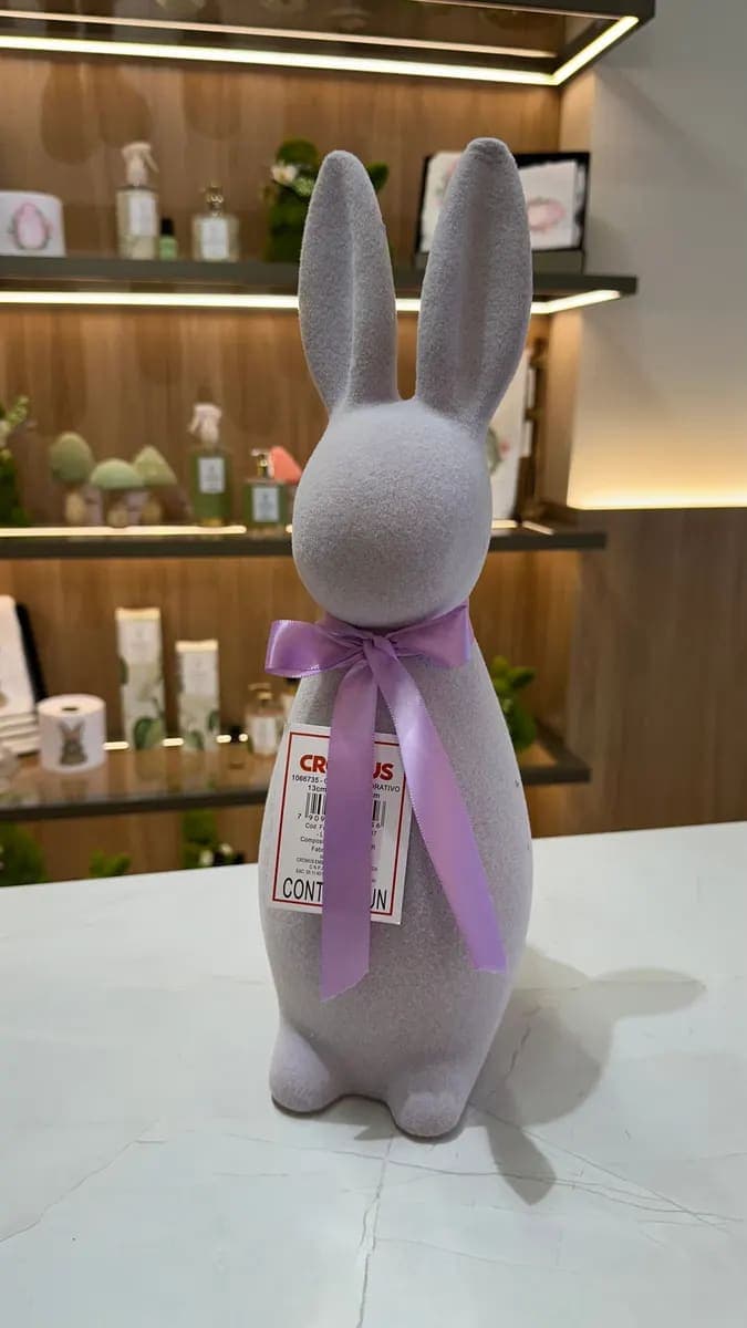 Coelho Decorativo de Páscoa Lilás Flocado com Laço – 40 cm