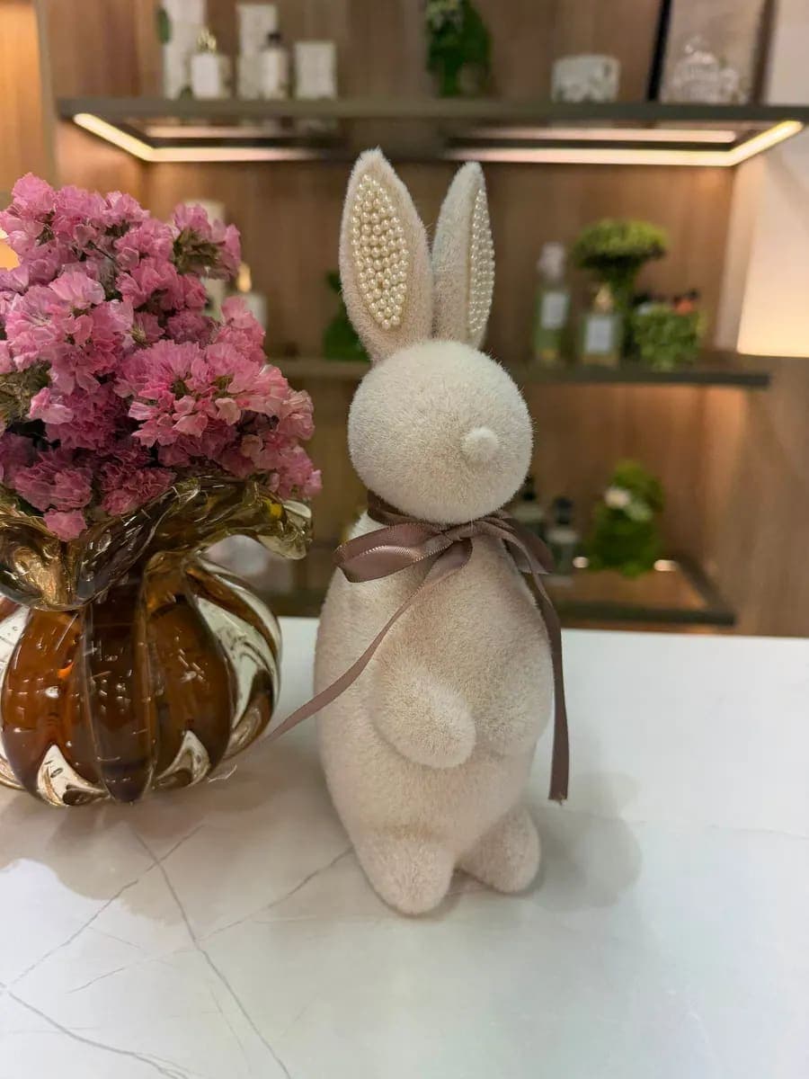 Coelho de Cerâmica Flocado Nude com Pérolas e Laço – Páscoa