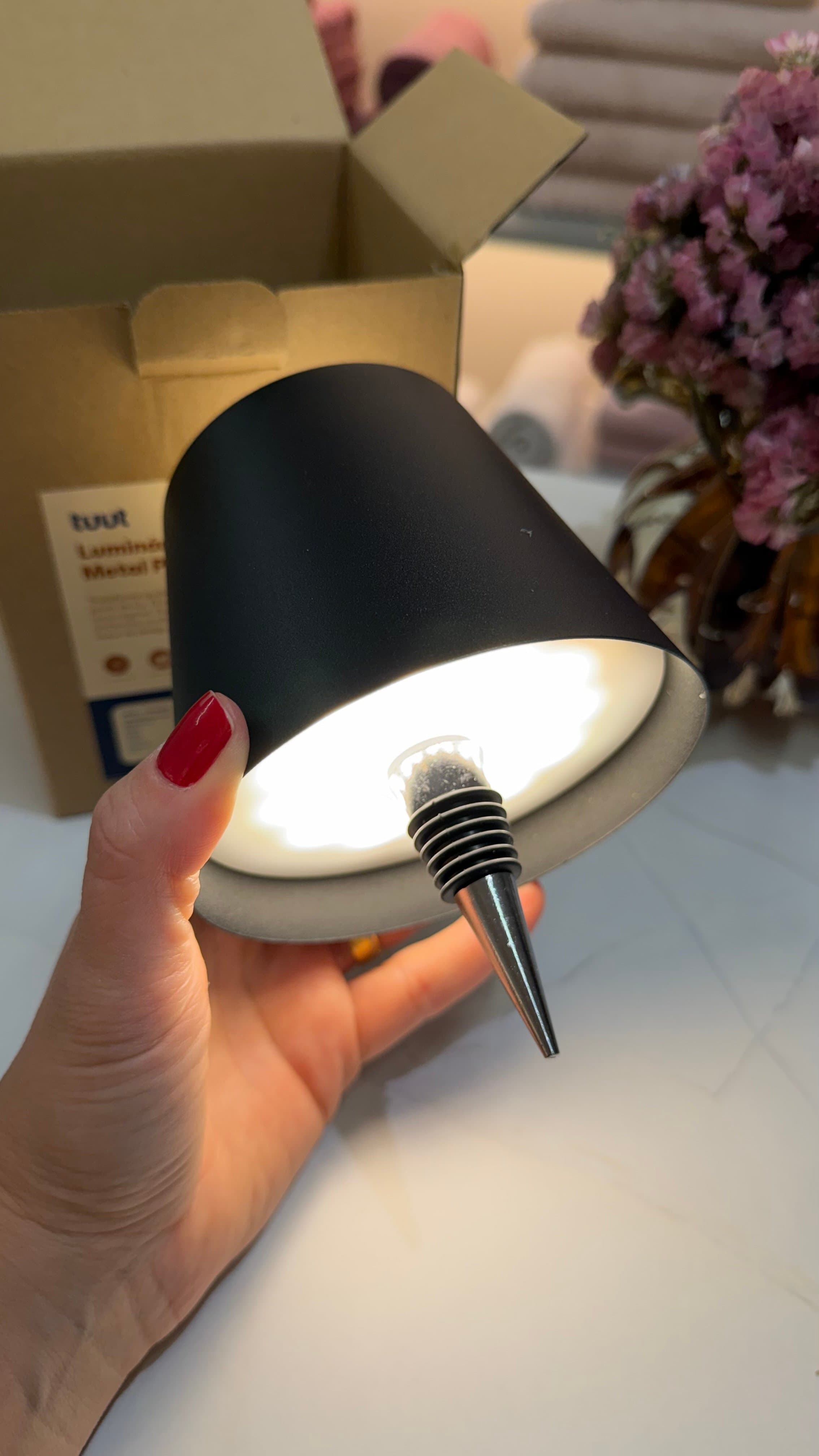 Luminária Garrafa LED Recarregável – Metal Preto