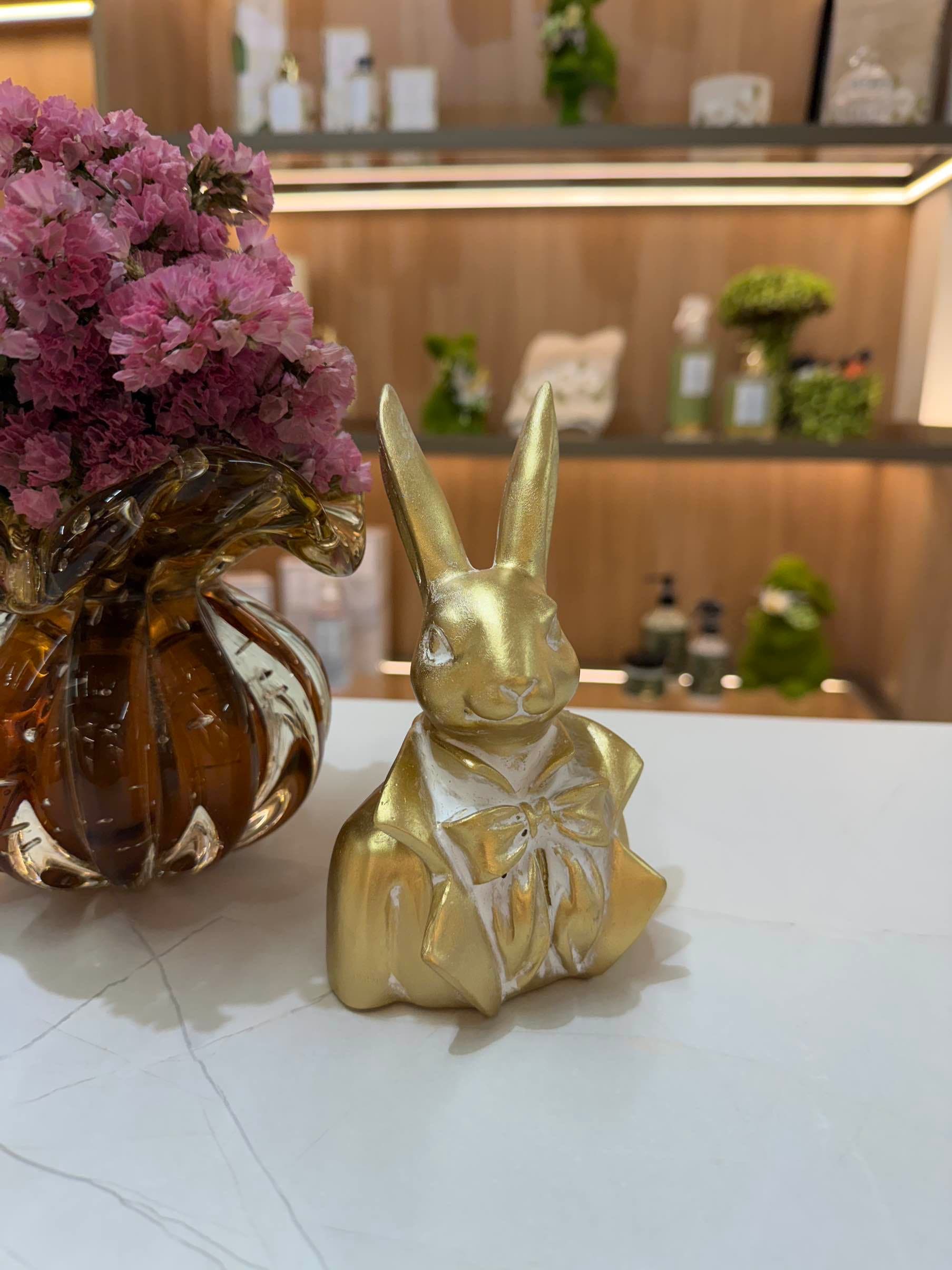 Coelho Decorativo em Resina Dourado – 15,5cm