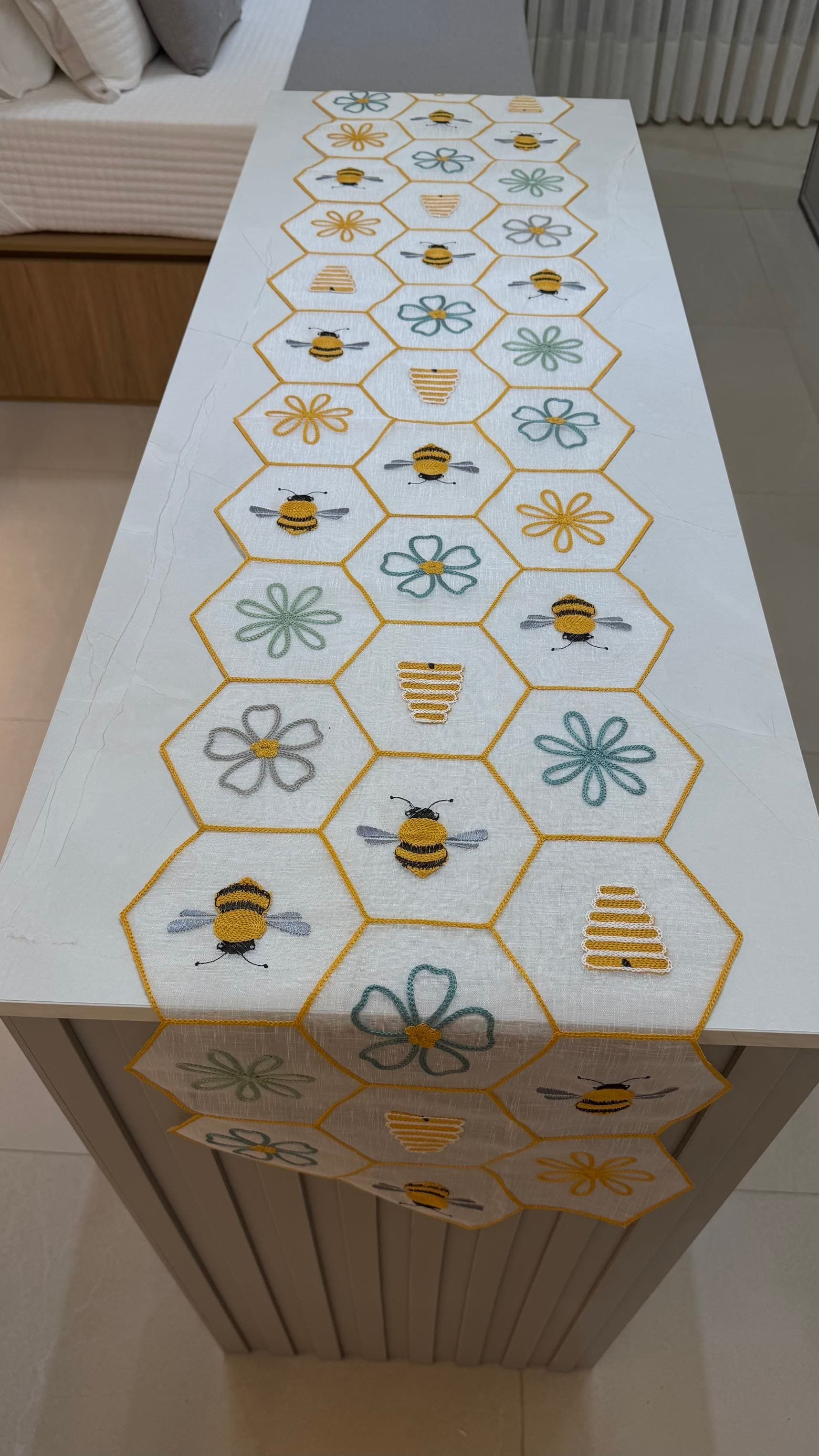 Trilho de Mesa Decorativo – Colmeia Abelhinhas — imagem 1