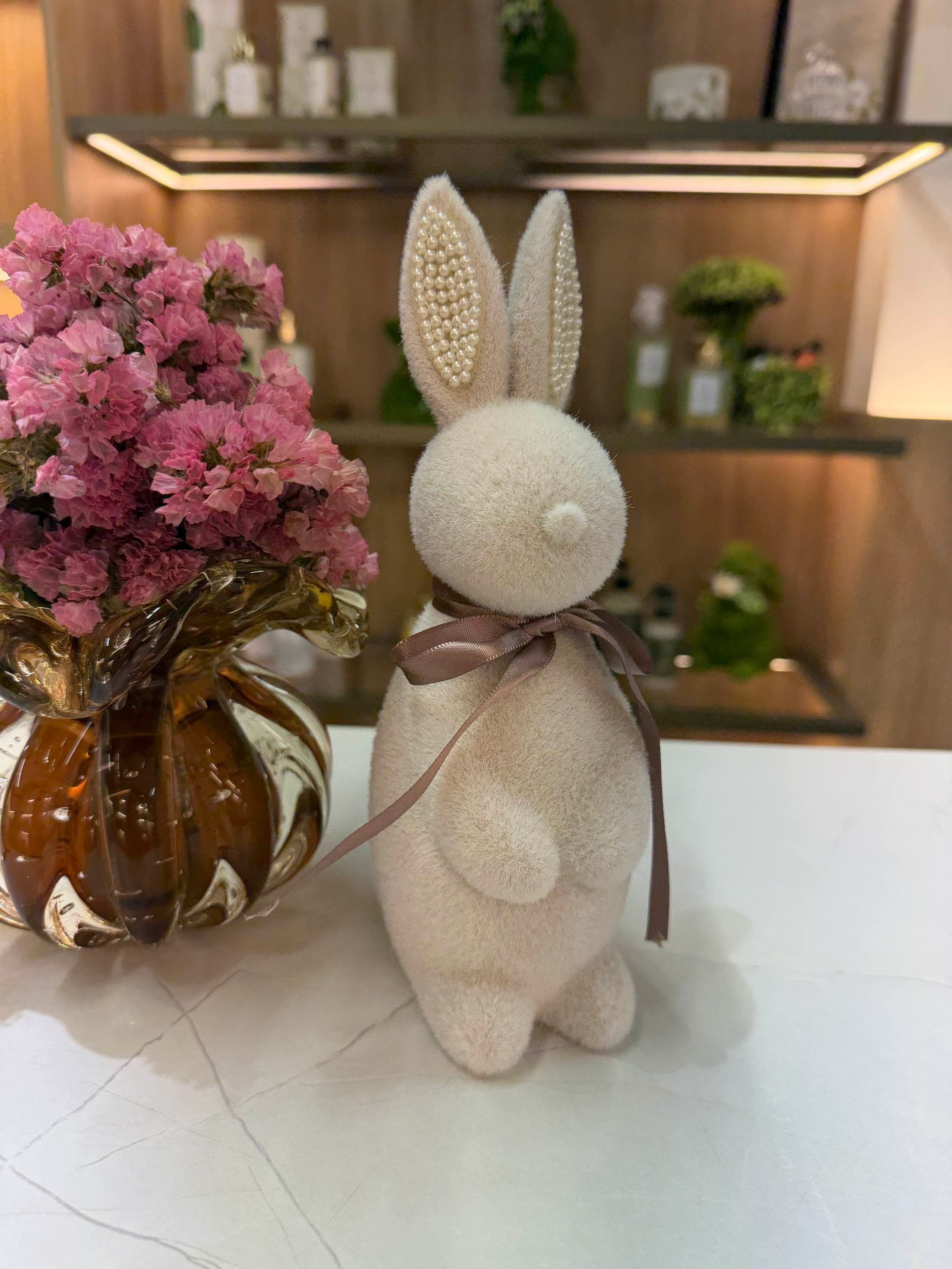 Coelho de Cerâmica Flocado Nude com Pérolas e Laço – Páscoa